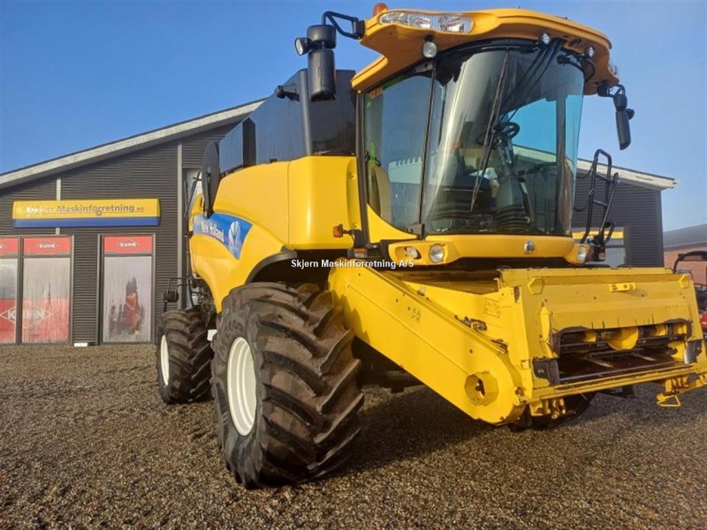 Second-hand NEW HOLLAND CX 8060 - combine harvester - 333 hp