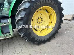 John Deere 5820