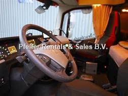 Volvo FH12 With Cormach 135t/m Crane FH12 10x4 Wit