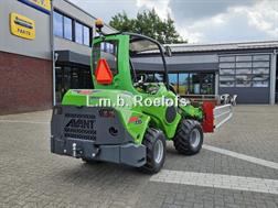 Avant Mini-shovel 735i Rental met Kemp balenklem