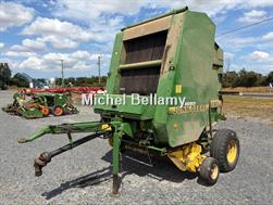 John Deere Presse à balles rondes 590 . John Deere